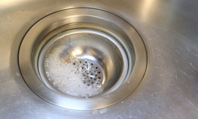 キッチンの排水溝にヘドロが詰まる!原因と解消法 -水のトラブルはおかやま水道職人